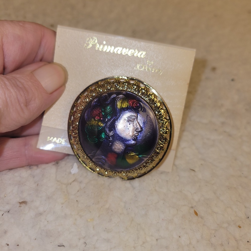 Vintage Primavera for JCPenney Cameo Brooch‎ Gold Tone Iridescent Roman Portrait